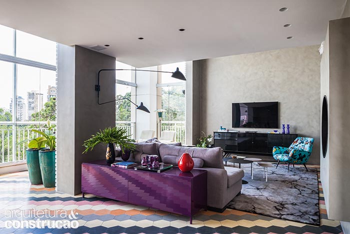 para garantir o desfrute da paisagem, não há cortinas, apenas telas solares. Acima do sofá, arandela dupla do francês Serge Mouille (1922-1988). Note a poltrona dos anos 50, com tecido estampado – o estofado pertenceu à avó da moradora.