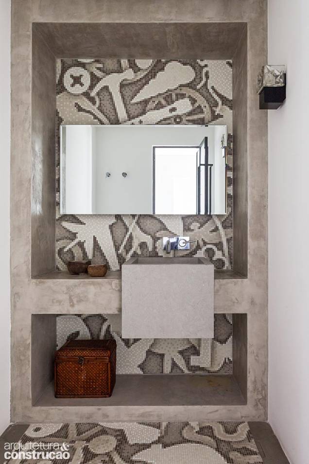 O luxuoso lavabo surpreende em meio ao conjunto. O efeito é resultado do pórtico de mosaico italiano da Bisazza – a estampa Silhouette A leva a assinatura do Studio Job, da Bélgica. O luxuoso lavabo surpreende em meio ao conjunto. O efeito é resultado do pórtico de mosaico italiano da Bisazza – a estampa Silhouette A leva a assinatura do Studio Job, da Bélgica.