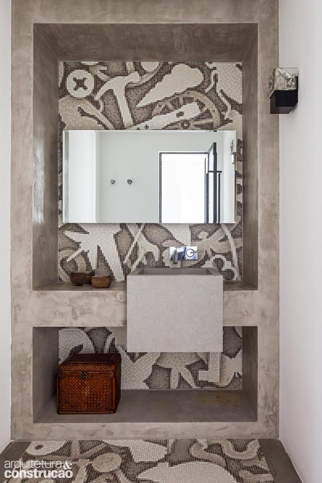 O luxuoso lavabo surpreende em meio ao conjunto. O efeito é resultado do pórtico de mosaico italiano da Bisazza – a estampa Silhouette A leva a assinatura do Studio Job, da Bélgica.