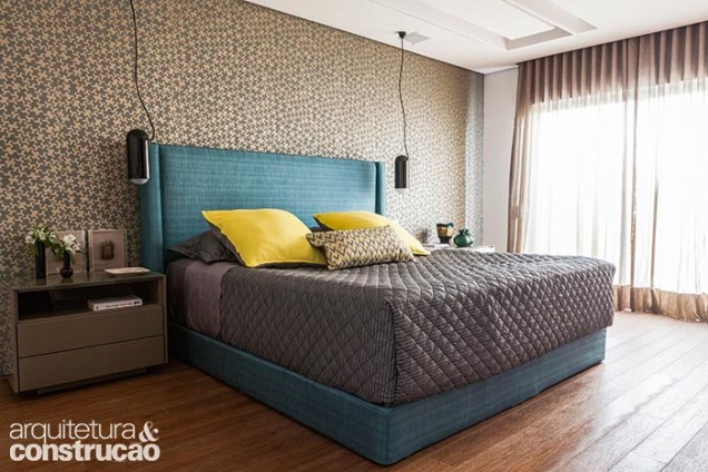 Tábuas de bambu (Bamboofloor) emprestam toque confortável ao piso da área íntima. Atrás da cama, papel de parede da Regatta Tecidos.