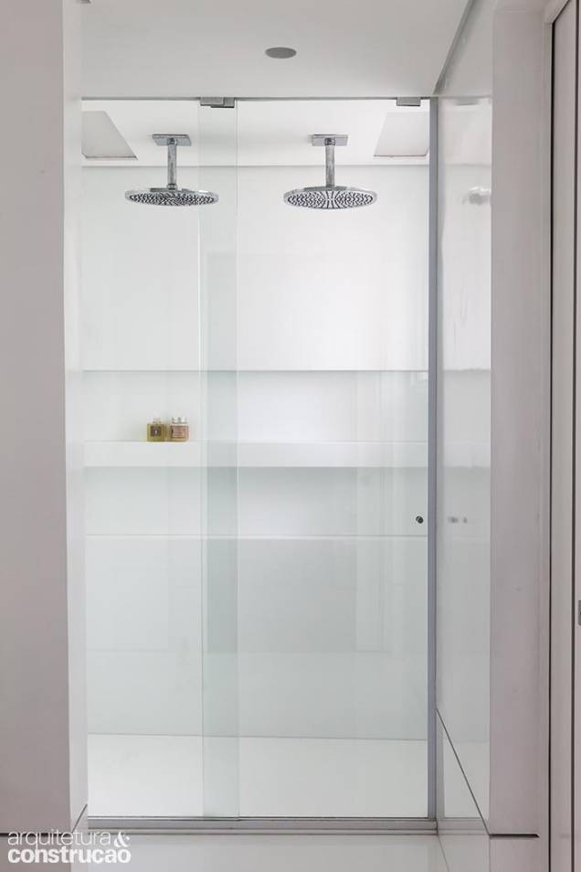 No banheiro da suíte principal, o nanoglass branco (SLF Mármores) estende-se por todas as superfícies. Metais da Deca. No banheiro da suíte principal, o nanoglass branco (SLF Mármores) estende-se por todas as superfícies. Metais da Deca.