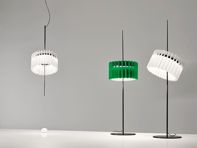 Total flex: assinada pelo conceituado designer alemão Ingo Maurer, considerado o mestre da iluminação, a série Ringlepiez Frivolosochega ao Brasil pela FAS Iluminação, sua representante. As peças possuem um anel de led flexível e giratório (branco ou preto) na base – dessa forma, é possível ajustar a altura e a orientação da luz. A cúpula de papel atua como difusor e pode ser encontrada nos matizes branco ou verde. Na coleção, há versões de mesa (22 x 92 cm, R$ 7 990) e pendentes (22 x 92 cm, R$ 11 100).