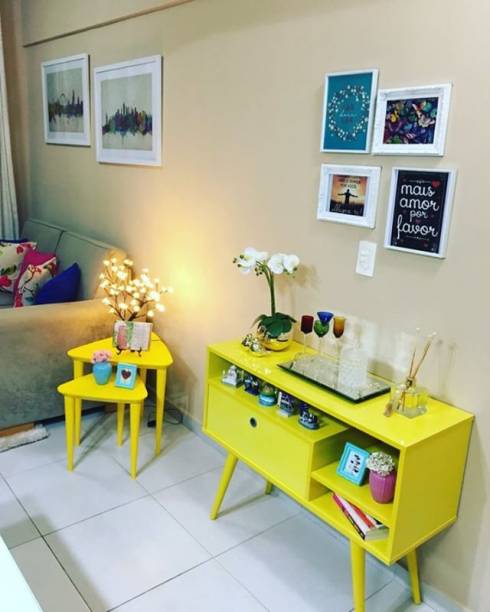 A sala da Ruana Henrique Almeida (<a href="https://www.instagram.com/ruana_henrique/" target="_blank" rel="noopener">@ruana_henrique</a>) tem um cantinho especial: o móvel amarelo abriga objetos de decoração, aromatizador de ar e até um mini bar. A cor também aparece na charmosa mesinha lateral. A sala da Ruana Henrique Almeida (<a href="https://www.instagram.com/ruana_henrique/" target="_blank" rel="noopener">@ruana_henrique</a>) tem um cantinho especial: o móvel amarelo abriga objetos de decoração, aromatizador de ar e até um mini bar. A cor também aparece na charmosa mesinha lateral.