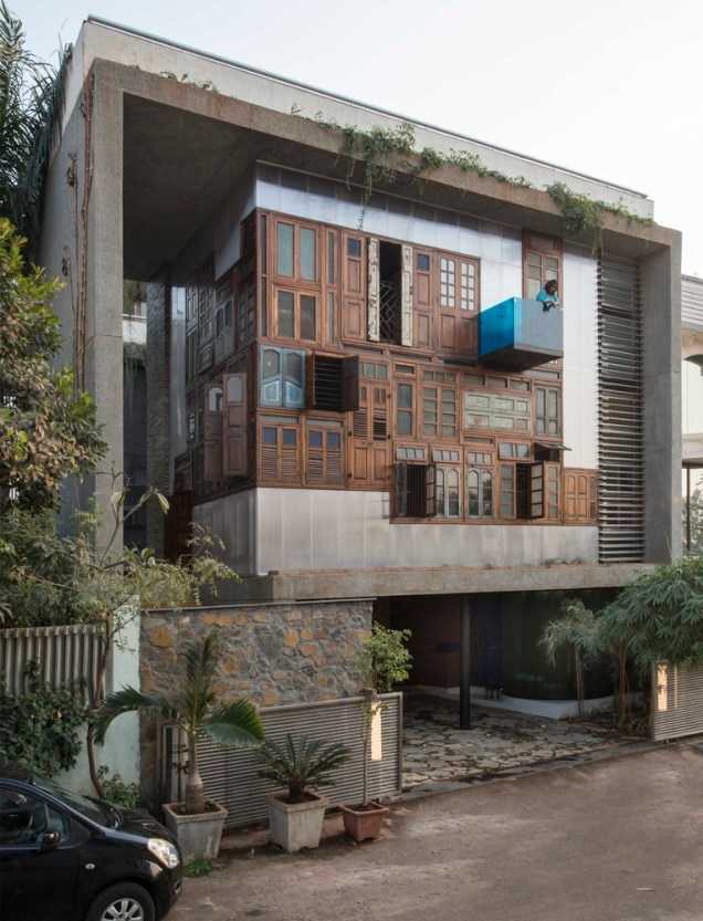 Collage House - India - S+PS Architects. Janelas e portas recicladas de casas demolidas.