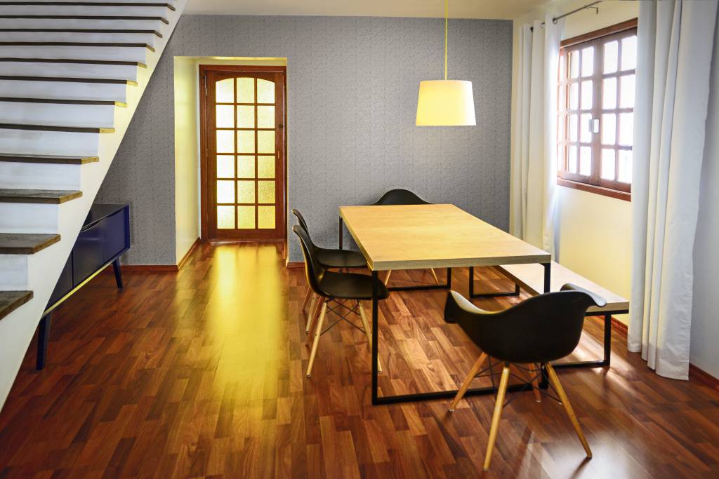 sala de estar com cadeiras eames