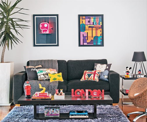 Sala de estar com cores vibrantes e decoração jovial
