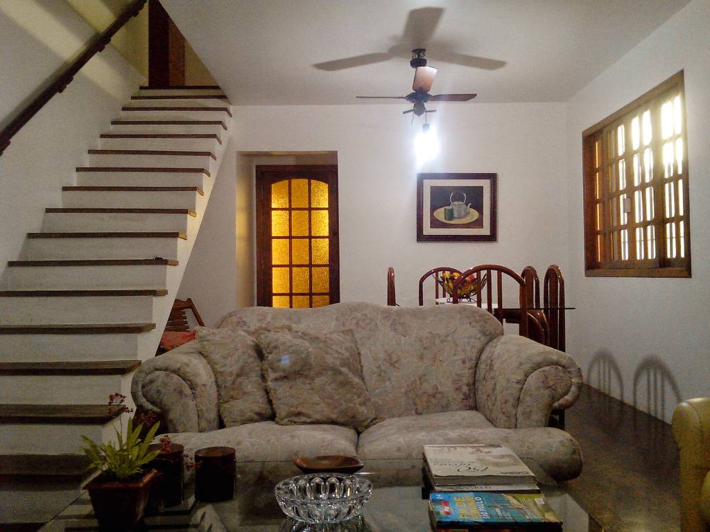 sala de estar com móveis antigos