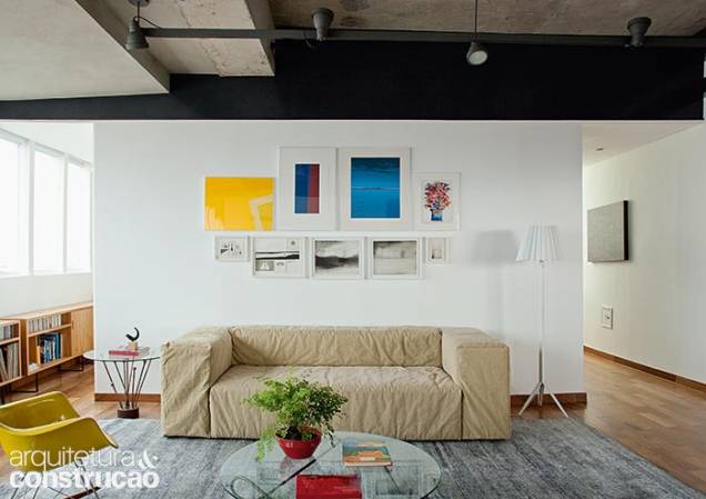 Uma enorme chapa metálica preta tapou as diferenças de nível (os dutos restantes ganharam invólucro igual). A iluminação ficou toda aparente. Gabinete com portinhola e mesa lateral da Arbol Design. Uma enorme chapa metálica preta tapou as diferenças de nível (os dutos restantes ganharam invólucro igual). A iluminação ficou toda aparente. Gabinete com portinhola e mesa lateral da Arbol Design.