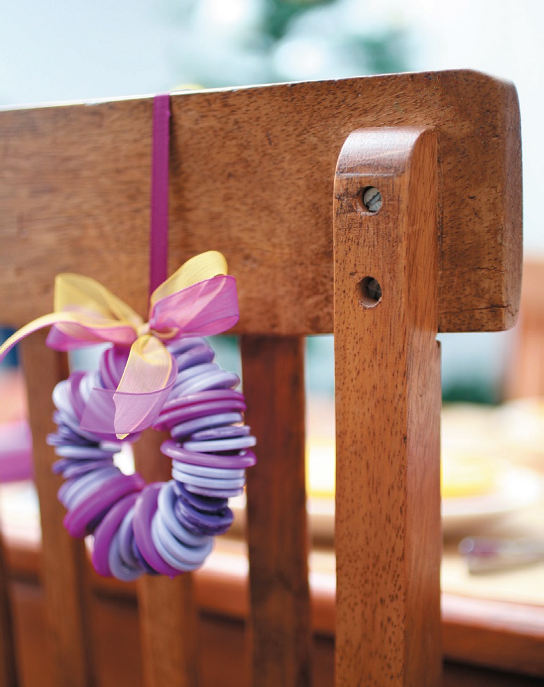 sala de jantar decorada para o natal em roxo e amarelo1