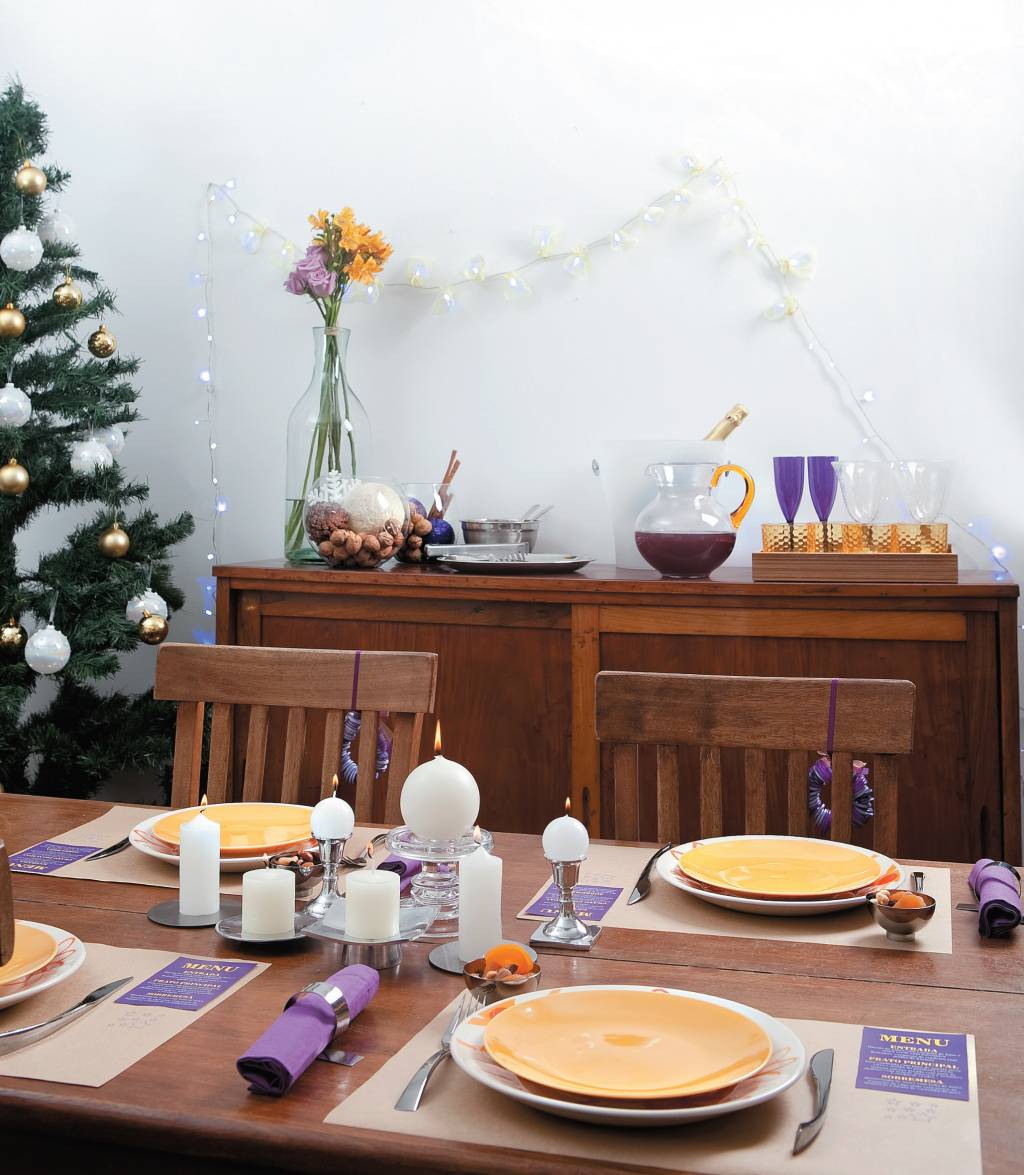 sala de jantar decorada para o natal em roxo e amarelo4