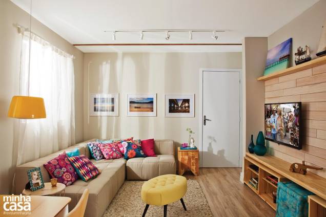 <span>Móveis, tapetes e piso laminado garantem a base neutra. Um discreto tom sobre tom pontua as paredes: tecido bege na superfície do jantar e tinta acrílica nude nas demais. Os acessórios em nuances vibrantes – a exemplo de turquesa, rosa e amarelo – trazem pitadas de calor. Projeto da arquiteta Rachel Nakata.</span> <span>Móveis, tapetes e piso laminado garantem a base neutra. Um discreto tom sobre tom pontua as paredes: tecido bege na superfície do jantar e tinta acrílica nude nas demais. Os acessórios em nuances vibrantes – a exemplo de turquesa, rosa e amarelo – trazem pitadas de calor. Projeto da arquiteta Rachel Nakata.</span>