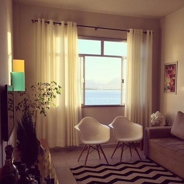 A sala do @apartamento104 aposta no tapete com estampa de chevron e nas cadeiras Eames brancas. E na vista, claro.