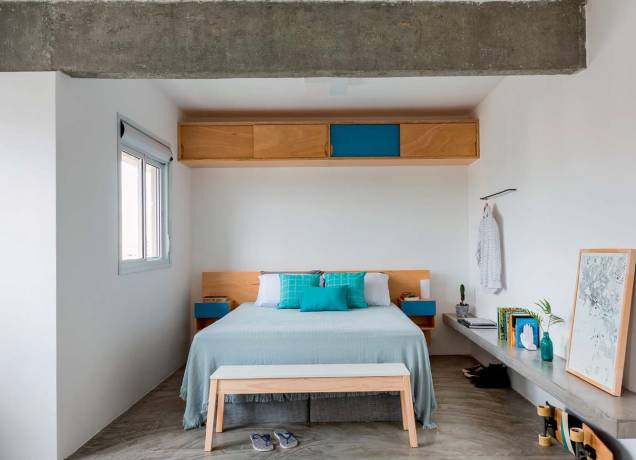 <span>Os arquitetos planejaram um longo banco de concreto armado que combina com a viga descascada. Ele apoia de tudo – notebook, livros e quadros – e ainda serve como assento na hora de calçar os sapatos enfileirados ali embaixo. Já o cabideiro na parede – um pedaço de vergalhão de ferro – deixa à mão o traje do dia. No piso, cimento queimado. Projeto MarcoZero Estudio.</span> <span>Os arquitetos planejaram um longo banco de concreto armado que combina com a viga descascada. Ele apoia de tudo – notebook, livros e quadros – e ainda serve como assento na hora de calçar os sapatos enfileirados ali embaixo. Já o cabideiro na parede – um pedaço de vergalhão de ferro – deixa à mão o traje do dia. No piso, cimento queimado. Projeto MarcoZero Estudio.</span>