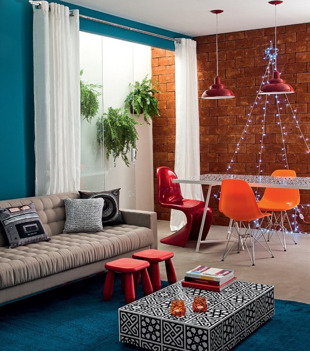 Presas na parede, as luzinhas desenham o contorno de uma árvore de Natal. Projeto do <span>Studio Guilherme Torres.</span>