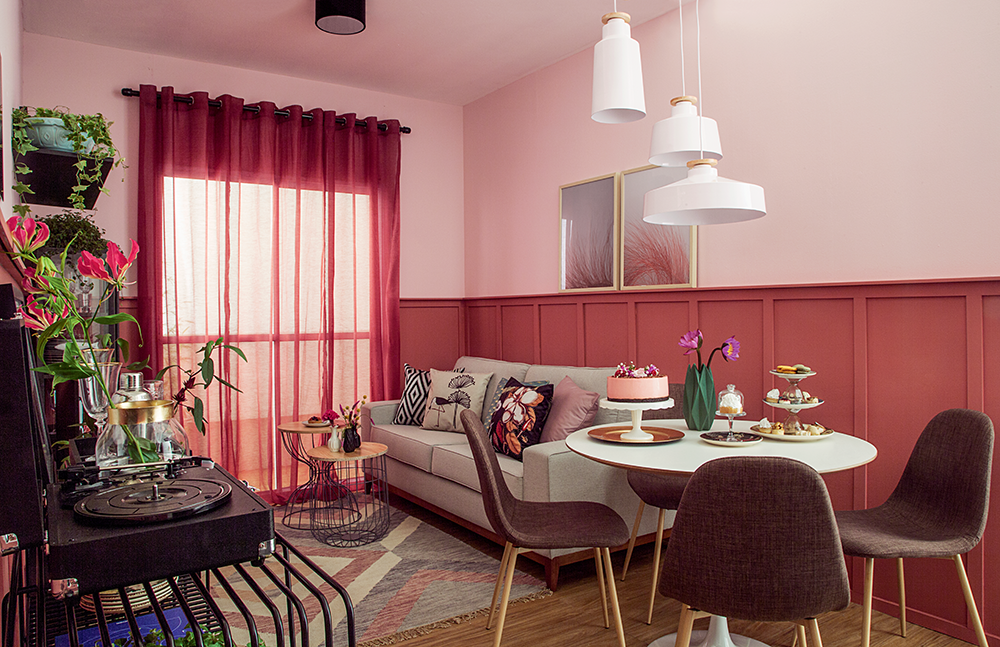 salas-de estar-e-jantar–decoradas-com-painel-de-boiserie