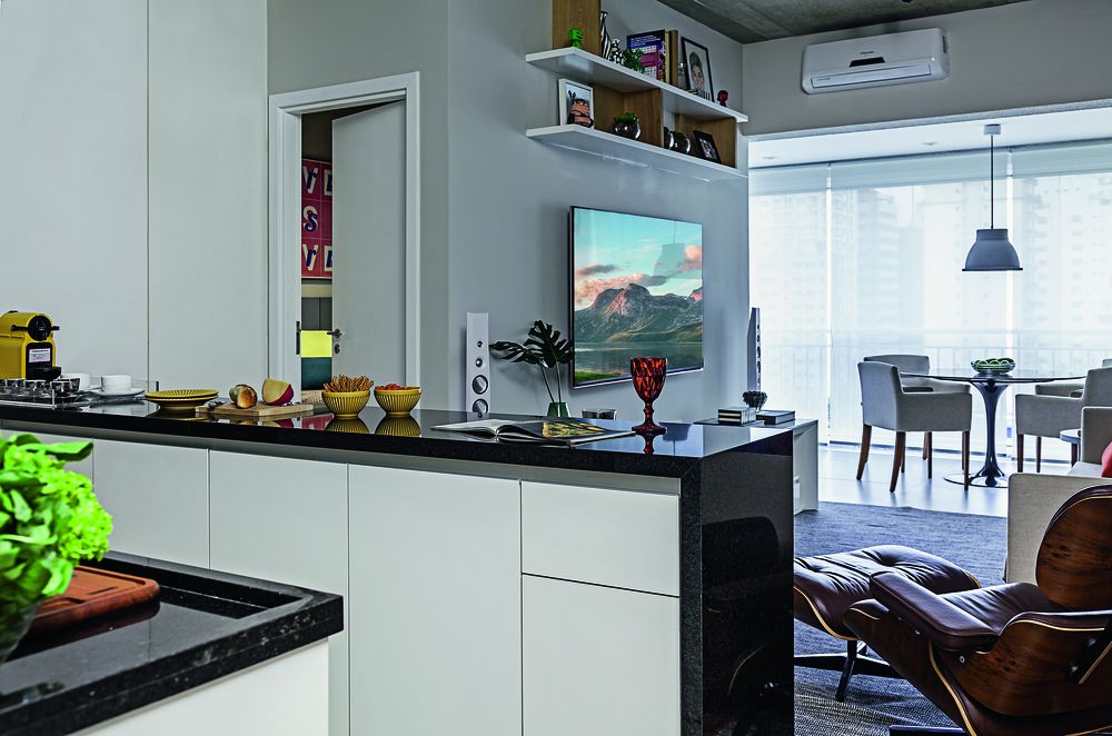 Salas integradas à varanda marcam o projeto deste apê de 60 m² cozinha