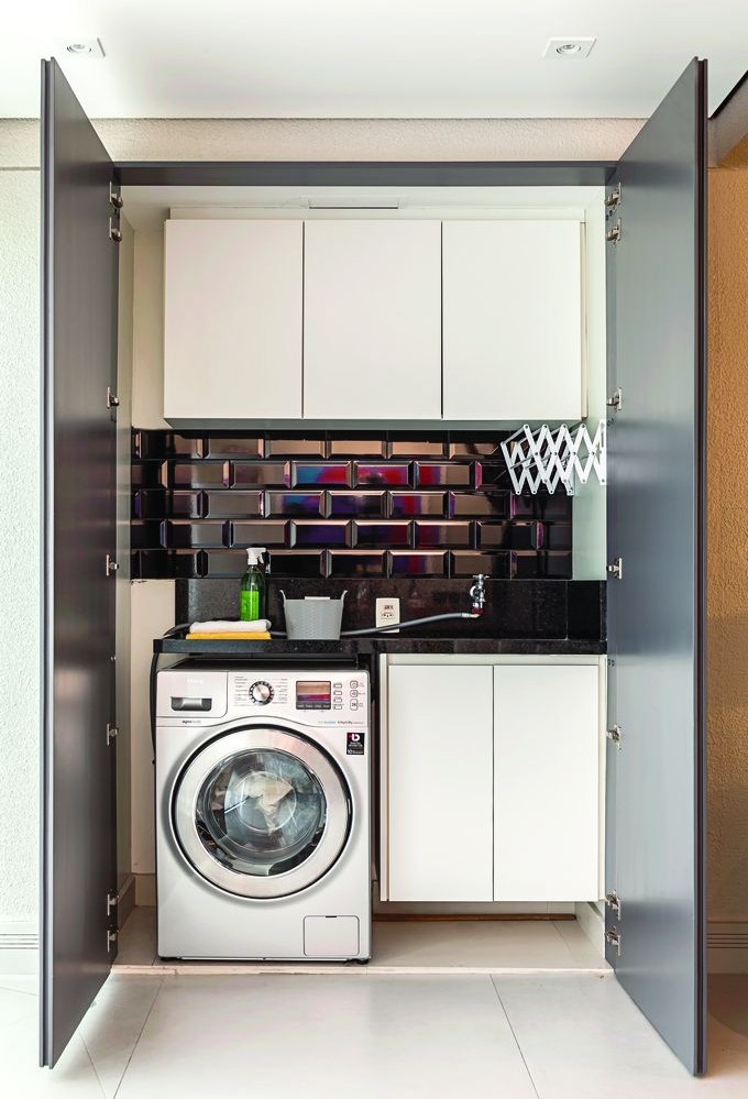 Lavandeira; lavanderia pequena; armário branco; máquina de lavar; backsplash de azulejos pretos; subway tiles pretps
