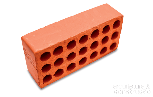 Perfurado: Também conhecido como tijolo baiano, tem até 25% de sua estrutura vazada (2, 4, 10, 18 ou 21 furos), o que garante leveza, além de potencializar o conforto termoacústico.