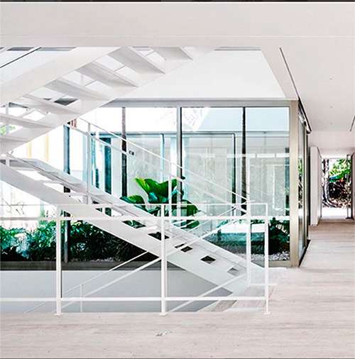 Escada metálica projetada por @nitsche_arquitetos e fotografada por @anamello, compartilhada por yellowbrickhouses. Escada metálica projetada por @nitsche_arquitetos e fotografada por @anamello, compartilhada por yellowbrickhouses.