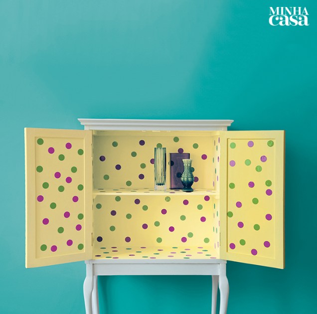 O azul-turquesa (Vista Marinha, da Coral, ref. 10BG 39/244) cria espaço para uma composição alegre. O interior do bar vintage foi tingido de amarelo (Flor Campestre, da Coral, ref. 66YY 77/407) Com poás verdes e violetas. “É um contraste ousado, mas que tem equilíbrio, graças à associação de tons fortes e intensos”, justifica Fernanda Figueiredo, gerente de Ativação de Marca da AkzoNobel Tintas Decorativas. O azul-turquesa (Vista Marinha, da Coral, ref. 10BG 39/244) cria espaço para uma composição alegre. O interior do bar vintage foi tingido de amarelo (Flor Campestre, da Coral, ref. 66YY 77/407) Com poás verdes e violetas. “É um contraste ousado, mas que tem equilíbrio, graças à associação de tons fortes e intensos”, justifica Fernanda Figueiredo, gerente de Ativação de Marca da AkzoNobel Tintas Decorativas.