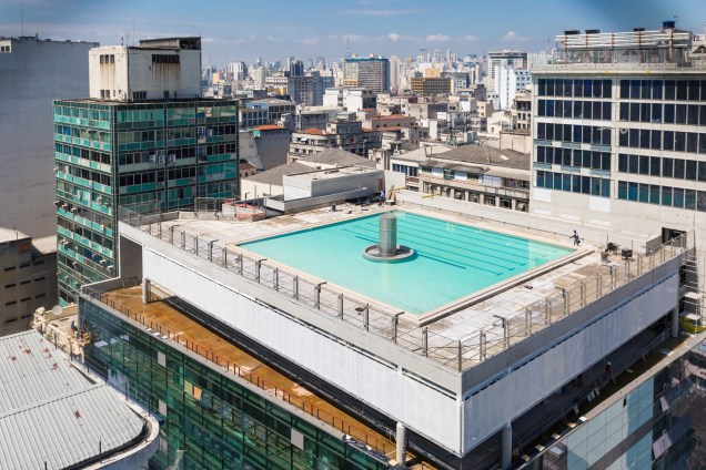 Um dos destaques do projeto, a cobertura possui uma piscina (25 x 25 m) a céu aberto com vista para a cidade.