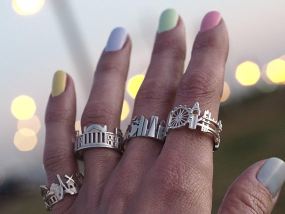 Cityscape Rings, da Shekhtwoman, por $99, na Etsy. 