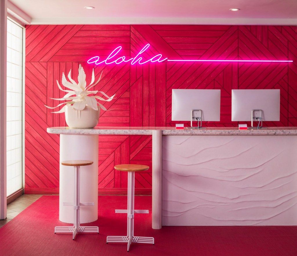 Cores neon desenham hotel no Havaí