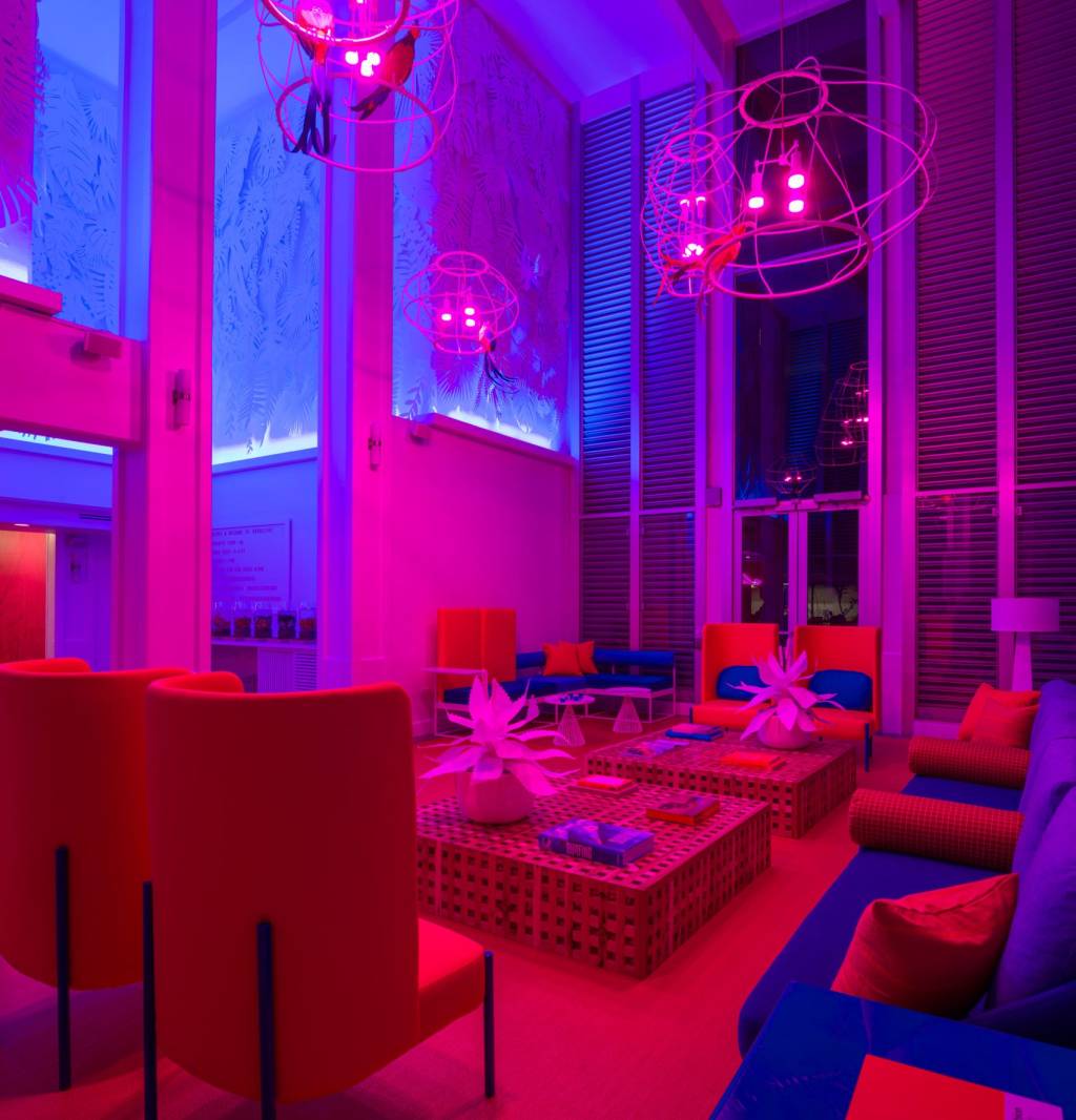 Cores neon desenham hotel no Havaí