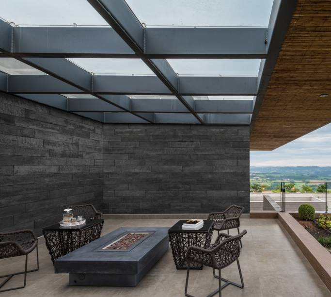 Técnica milenar: Apesar do aspecto de lenha queimada, o revestimento para paredes da coleção Shou Sugi Ban (0,20 x 1 m), da Castelatto, é de concreto arquitetônico. O efeito impresso no material teve como inspiração uma antiga prática japonesa que tem como objetivo proteger a madeira por meio da queima de suas camadas superficiais. O m² sai por R$ 329. Técnica milenar: Apesar do aspecto de lenha queimada, o revestimento para paredes da coleção Shou Sugi Ban (0,20 x 1 m), da Castelatto, é de concreto arquitetônico. O efeito impresso no material teve como inspiração uma antiga prática japonesa que tem como objetivo proteger a madeira por meio da queima de suas camadas superficiais. O m² sai por R$ 329.