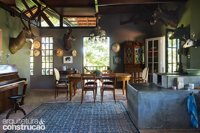 Este trecho, projetado pelo arquiteto nos anos 80, era uma cocheira com duas baias. Hoje, uma delas abriga a sala de jantar e a outra, a cozinha.