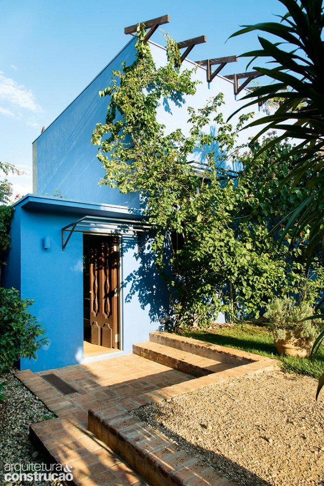 Na entrada, as linhas retas e o azul intenso (Suvinil, ref. lápis-lazúli, E079) remetem à obra do mexicano Luis Barragán (1902-1988).