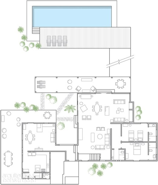 Ao contrário da casa, nascida de um projeto intuitivo, a piscina foi detalhada com rigor pelo arquiteto com sua sócia, Adriana Rossi. Trata-se de um tanque elevado de concreto.