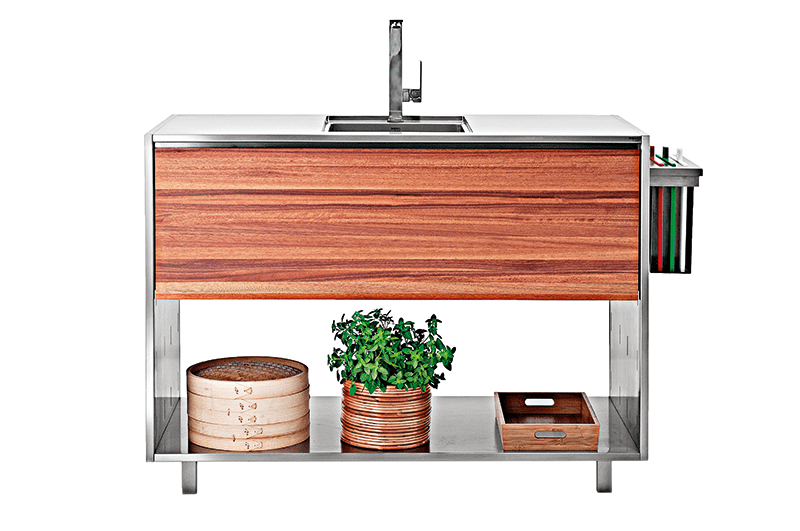 O Smart Kit (60 x 70 x 90 cm) pode ser movido com facilidade. Nas laterais, fendas acomodam porta-talheres, tábuas e nichos para horta. Da Mekal, a partir de R$ 14 387.