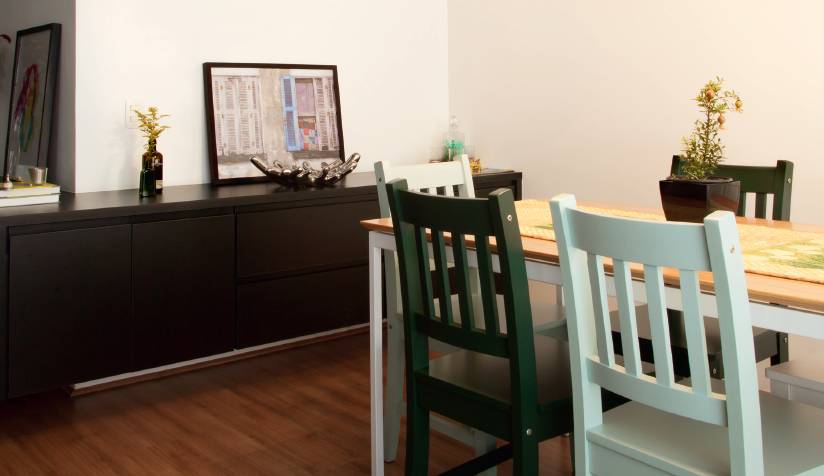 Mesa Space (1,60 x 0,80 x 0,74 m*), da Oppa (R$ 799), e cadeiras Brisa, da Tok&Stok (R$ 275 cada). Sobre o buf&ecirc;, centro de mesa Fluindo, de porcelana com pintura metalizada (Tok&Stok, R$ 199,90), e quadro Interior, do artista Bruno Novaes (Urban Arts, R$ 288 com moldura).