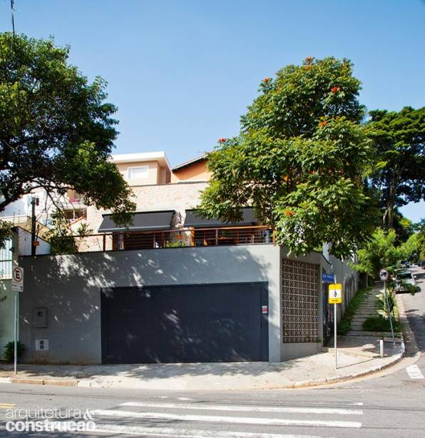 Ao retirar o telhado e adotar o formato de caixa por meio de uma laje plana com platibanda, a casa ganhou visual moderno. Nota-se, deste ângulo, o aclive do terreno. Ao retirar o telhado e adotar o formato de caixa por meio de uma laje plana com platibanda, a casa ganhou visual moderno. Nota-se, deste ângulo, o aclive do terreno.