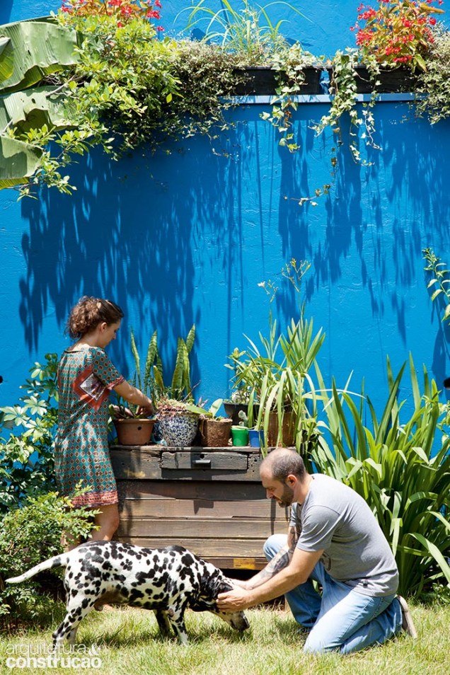 Com o dálmata Elvis, os proprietários Cristina Genaro e Fernando Gallo aproveitam o jardim, que forma um L nos fundos.