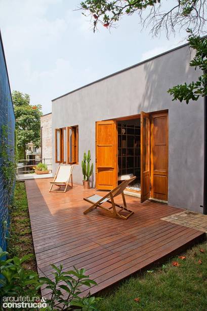 Este deck ocupa a área resultante de uma manobra complicada mas necessária: o jardim, que subia acompanhando a inclinação da rua lateral, precisou ser escavado até chegar na altura do quarto do casal. Os arquitetos aproveitaram para acomodar uma cisterna embaixo do tablado. Cadeiras Fernando Jaeger. Este deck ocupa a área resultante de uma manobra complicada mas necessária: o jardim, que subia acompanhando a inclinação da rua lateral, precisou ser escavado até chegar na altura do quarto do casal. Os arquitetos aproveitaram para acomodar uma cisterna embaixo do tablado. Cadeiras Fernando Jaeger.