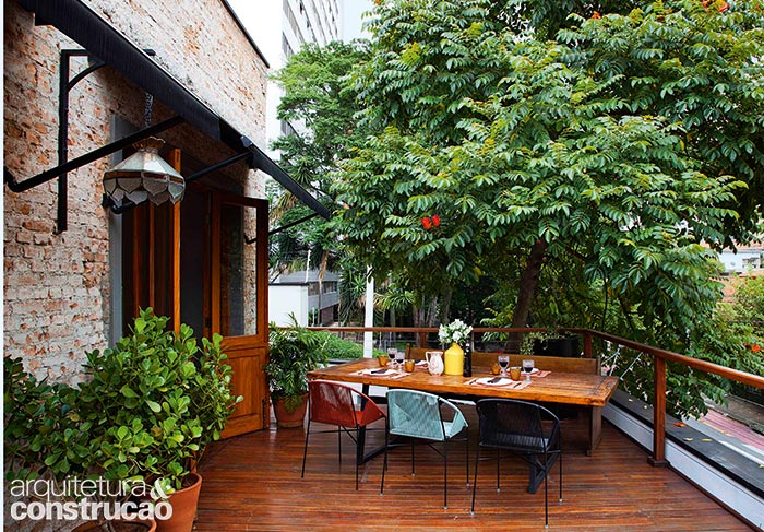 Erguido sobre a garagem, o deck de 31 m² funciona como extensão do estar e é o lugar preferido para receber as visitas. Erguido sobre a garagem, o deck de 31 m² funciona como extensão do estar e é o lugar preferido para receber as visitas.