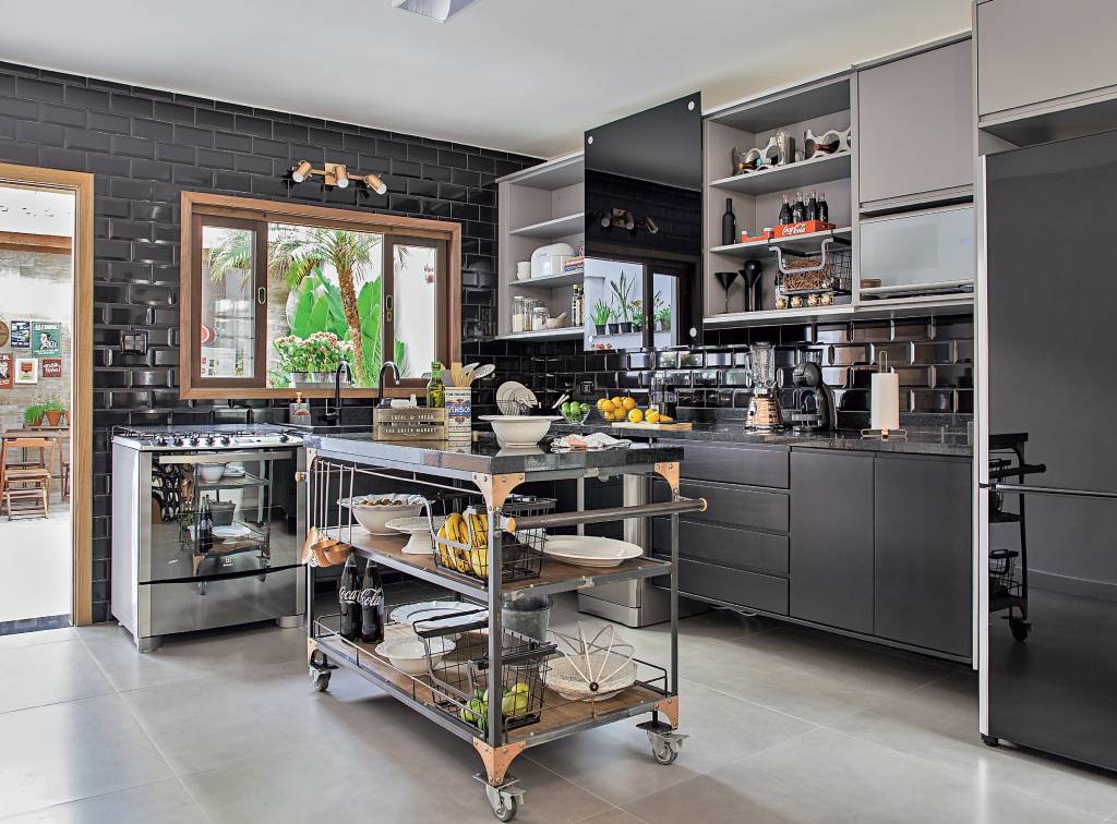 Reforma de sobrado antigo: fachada preservada, interior moderno e quintal charmoso