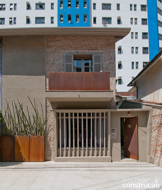 O sobrado dos anos 60 passou por uma reforma ampla, geral e irrestrita na parte interna. A fachada ganhou portão, guarda-corpo e vasos de aço corten, além de paredes descascadas. A janela com brises verticais de concreto é original da construção.