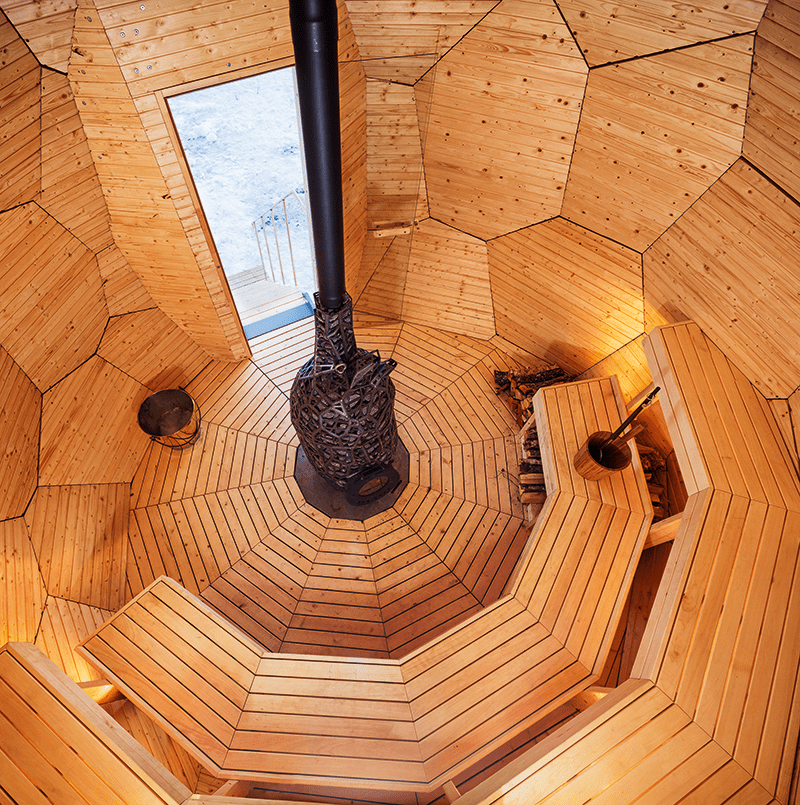 Sauna em formato oval fica no meio da neve