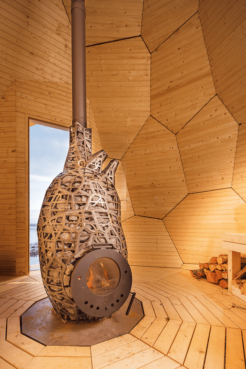 Sauna em formato oval fica no meio da neve