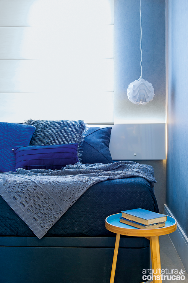 A disposição da cama sob a janela facilitou a circulação em relação ao guarda-roupa. Sua posição junto da cabeceira de tecido de 0,40 x 2,48 m faz lembrar um sofá, solução que empresta um ar mais composto ao ambiente. A disposição da cama sob a janela facilitou a circulação em relação ao guarda-roupa. Sua posição junto da cabeceira de tecido de 0,40 x 2,48 m faz lembrar um sofá, solução que empresta um ar mais composto ao ambiente.
