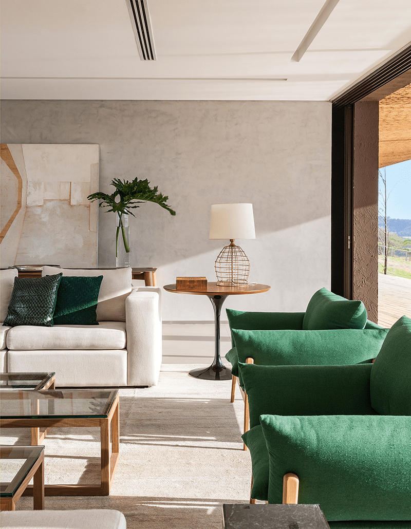 Com extensas linhas horizontais, casa se ajusta suavemente ao solo