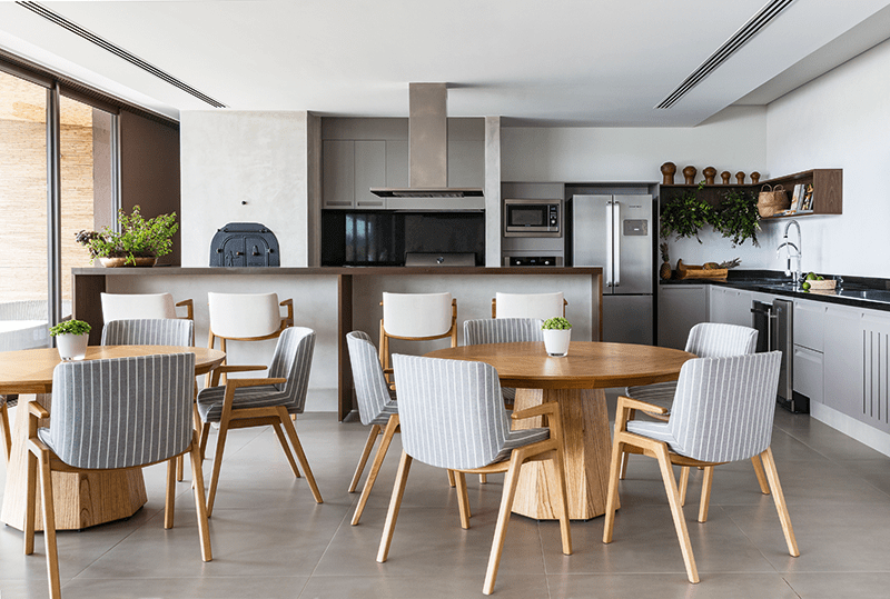 No projeto da Padovani Arquitetos, em todo o térreo, assim como nesta cozinha gourmet, prevalece o porcelanato Munari Cimento AC (90 x 90 cm, da Eliane).