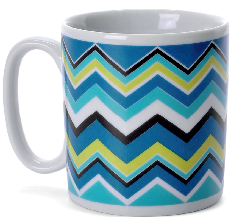 Não importa se você faz coleção ou simplesmente quer apreciar sua bebida preferida – a caneca de porcelana Zig Zag faz bonito. Coisas da Doris , R$ 31