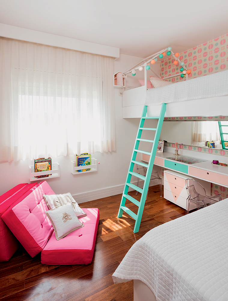 Quarto de criança: projeto tem cama suspensa e canto de estudo