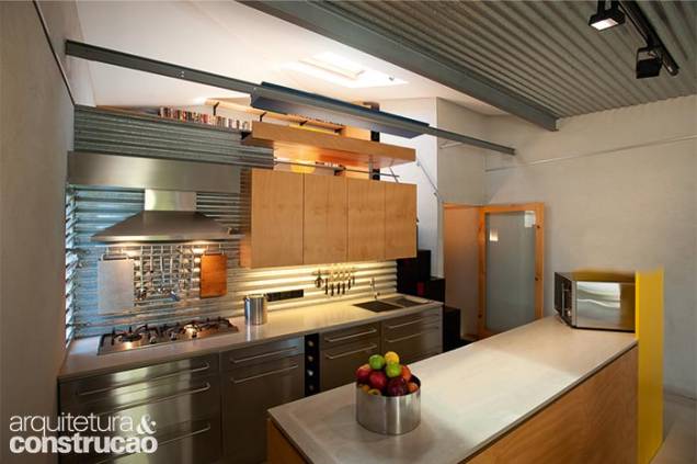 Em Tamarama, a leste de Sidney, o arquiteto australiano David Langston-Jones renovou as partes internas e externas desta morada de 70 m² com folhas simples de aço corrugado, opção de grande efeito visual que coube no orçamento enxuto. “Além disso, não necessita de manutenção e é atemporal”, comenta. Em Tamarama, a leste de Sidney, o arquiteto australiano David Langston-Jones renovou as partes internas e externas desta morada de 70 m² com folhas simples de aço corrugado, opção de grande efeito visual que coube no orçamento enxuto. “Além disso, não necessita de manutenção e é atemporal”, comenta.