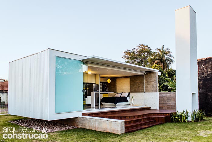 O pavilhão de 45 m² do arquiteto Alex Nogueira em Campo Grande conquistou o visual contemporâneo ao apoiar perfis metálicos em balanço sobre vigas de concreto e fechar o conjunto com drywall – o qual recebeu, na face externa oeste, telha de aço galvanizado ondulada na cor natural (CG Telhas). Instalada também na cobertura, ela é forrada de poliestireno, o que ameniza o calor.