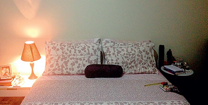 Tintas e acessórios joviais renovam quarto de casal antes cabeceira